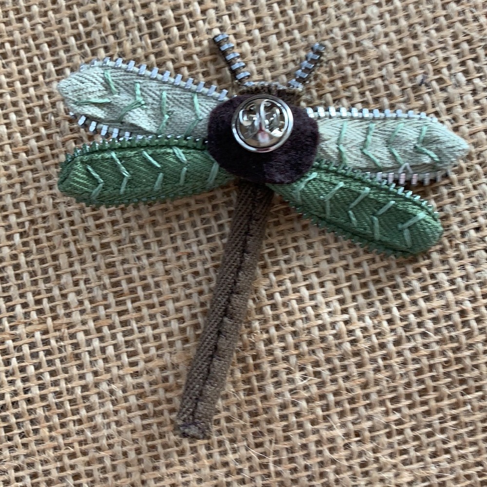 Brown Dragonfly Zipper Pin - Picture 2 of 5